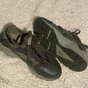 Huarache green snake print sneakers